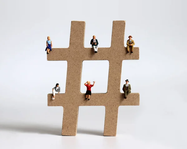 Een Verscheidenheid Van Miniatuur Mensen Zitten Hash Tags — Stockfoto