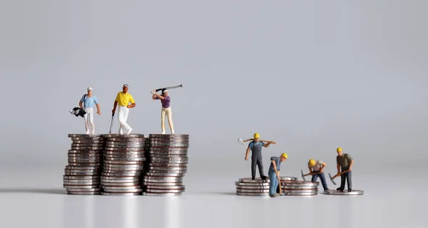 Personas Miniatura Pie Sobre Montón Monedas Concepto Disparidad Ingresos — Foto de Stock