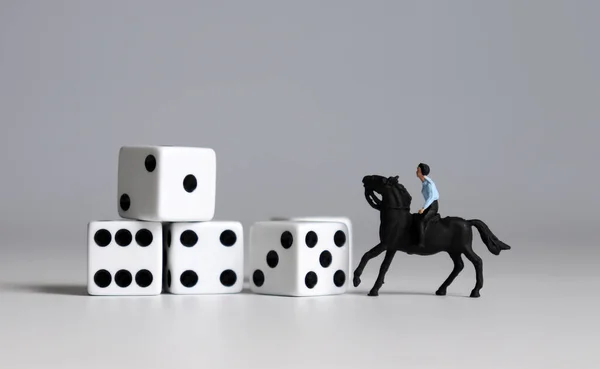 Мініатюрна Людина Катається Конях Білих Кістках Концепції Ймовірності Перемоги Гонці — стокове фото