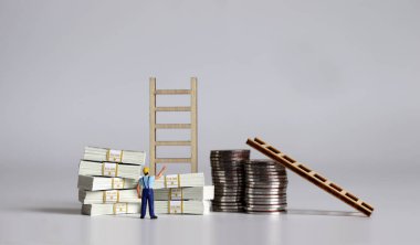 Yığınla para ve para. Minyatür insanlar ve tahta merdivenler..