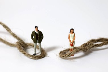 Halatlar ve minyatür insanlar. Cinsiyet ayrımcılığı politikası kavramları.