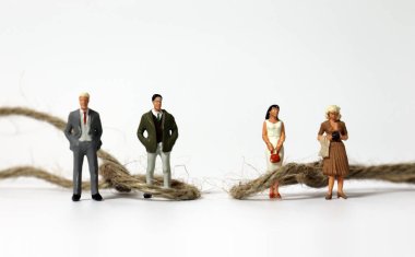 Halatlar ve minyatür insanlar. Toplumda var olan ayrımcı muamele kavramı.