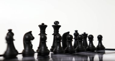 Satranç tahtası ve satranç atları.