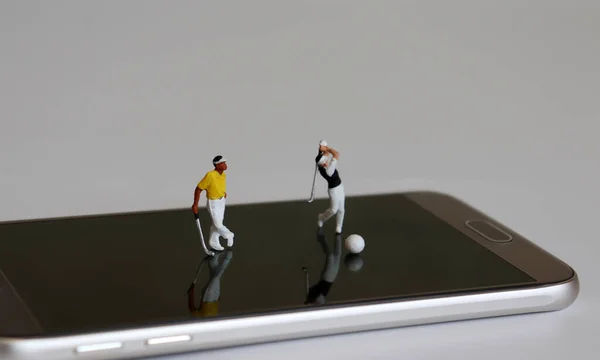 Miniature People Playing Golf Smart Phones — Stock Photo, Image