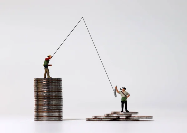 Personas Miniatura Pescando Montones Monedas Concepto Distribución Injusta Renta — Foto de Stock