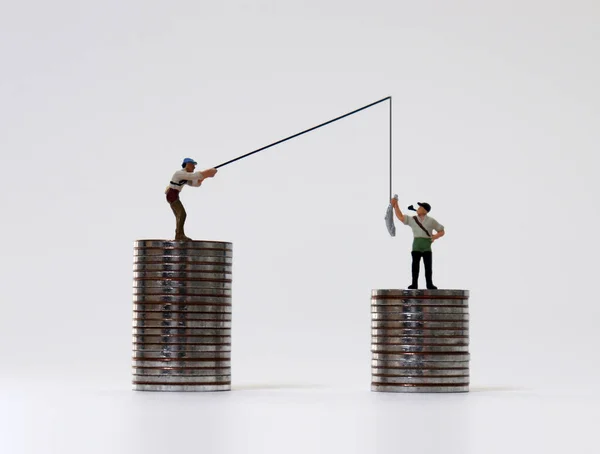 Мініатюрні Люди Рибалять Купою Монет Поняття Нерівності Доходів — стокове фото