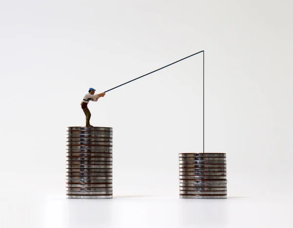 Miniaturmenschen Angeln Mit Münzhaufen — Stockfoto
