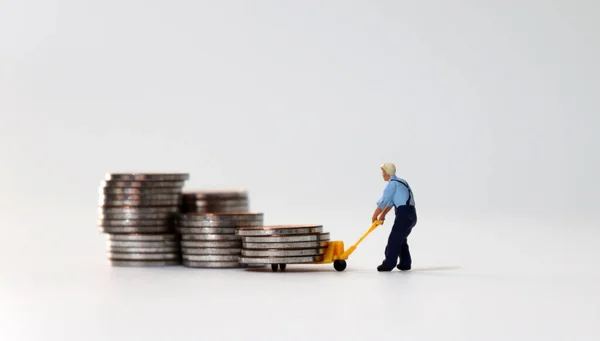 Homem Miniatura Carregando Moedas Carrinho — Fotografia de Stock