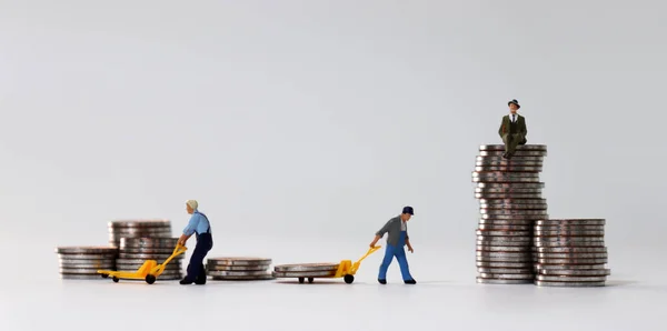 Personas Miniatura Sitio Trabajo Con Monedas Pila Concepto Desigualdad Económica — Foto de Stock