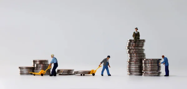 Personas Miniatura Sitio Trabajo Con Monedas Pila Concepto Desigualdad Económica — Foto de Stock