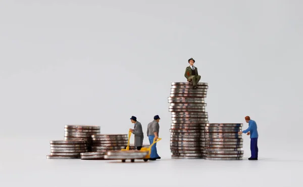 Miniature People Carrying Coins Cart Miniature Man Sitting Coin — Stock Photo, Image