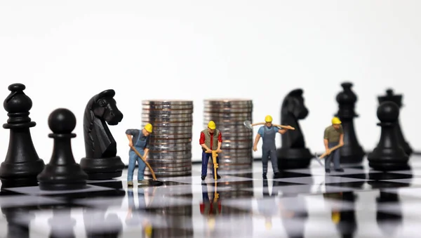 Pile Coins Miniature People Chessboard — Stock Photo, Image
