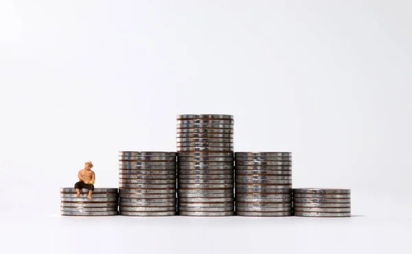 Hombre Miniatura Sentado Pilas Monedas — Foto de Stock