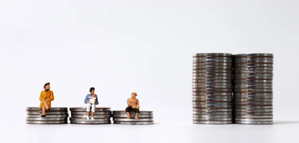 Montones Monedas Divididas Personas Miniatura — Foto de Stock