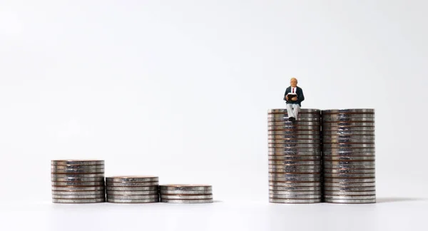 Personas Miniatura Sentadas Pilas Monedas — Foto de Stock