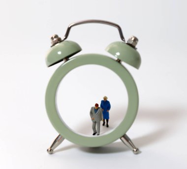 Saatin dışına çıkan minyatür insanlar.. 