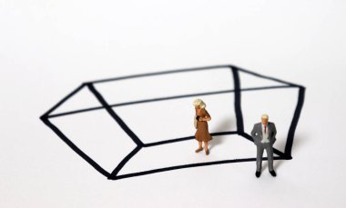 Minyatür insanlar ve siyah katı çizgilerden bir dikdörtgen. Cam tavan kavramı..