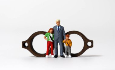 Minyatür bekar baba ve çocuklar tahta minyatür bardakların önünde duruyorlar..