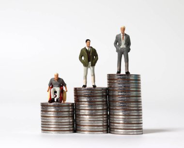 Farklı yüksekliklerde üç minyatür insan. Maaş farkı kavramı.