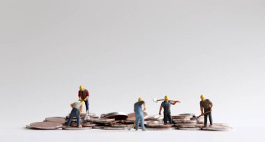 Para için çalışkan işçiler. Bozuk paralar ve minyatür insanlar.