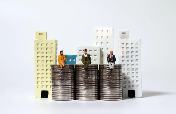 Personas Miniatura Sentadas Pilas Monedas Edificios Miniatura —  Fotos de Stock