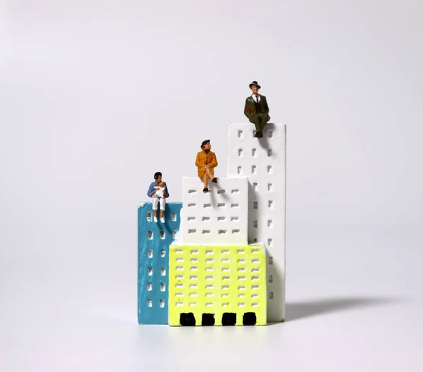 Personas Miniatura Sentadas Encima Edificio Miniatura —  Fotos de Stock