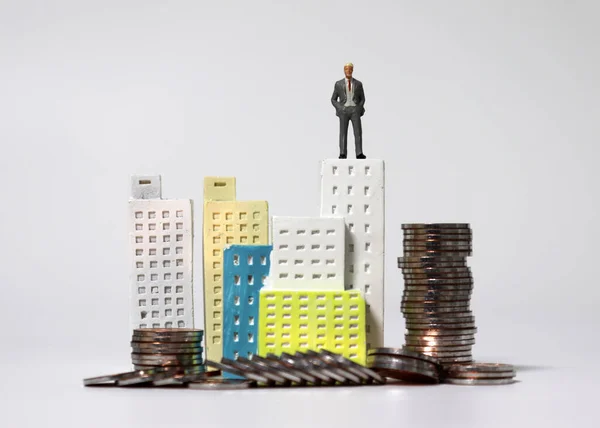 Мініатюрні Люди Стоять Вершині Мініатюрної Будівлі Купа Монет — стокове фото