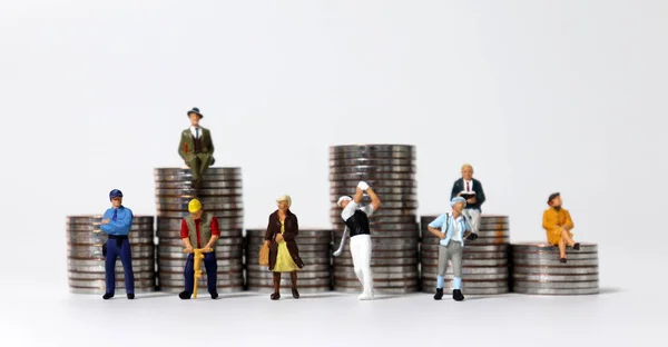 Montones Monedas Varias Personas Miniatura Concepto Diferencia Salarial Según Ocupación — Foto de Stock