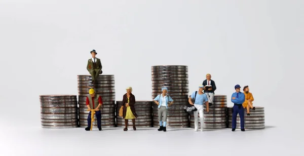 Montones Monedas Varias Personas Miniatura Concepto Diferencias Salariales Según Ocupación — Foto de Stock