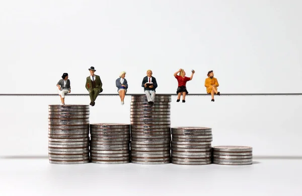 Personas Miniatura Sentadas Lado Lado Con Montones Monedas Diferentes Alturas —  Fotos de Stock