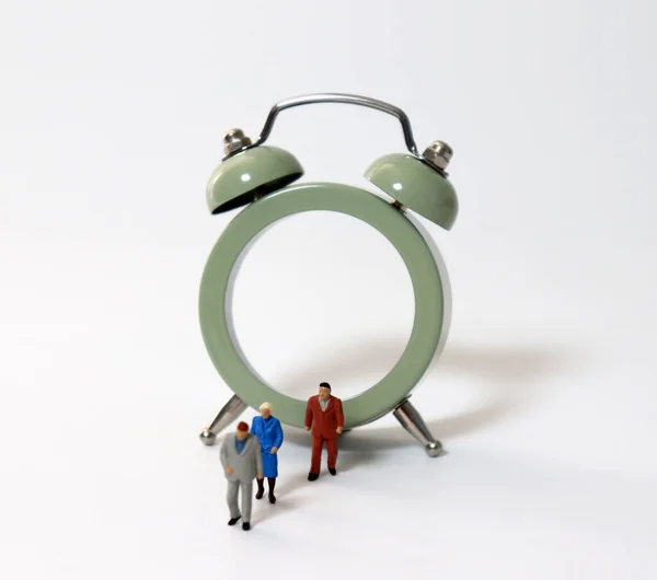 Saatin Dışına Çıkan Minyatür Insanlar Yaşlılık Emeklilik Kavramı — Stok fotoğraf