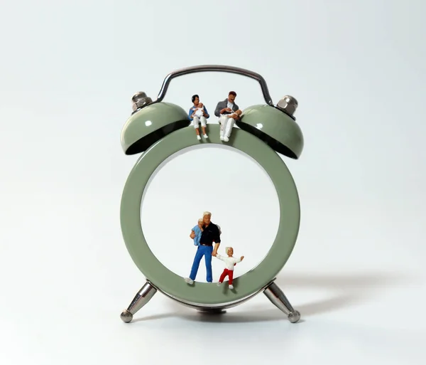 Çalar Saat Çocuğun Yanındaki Minyatür Insanlar — Stok fotoğraf
