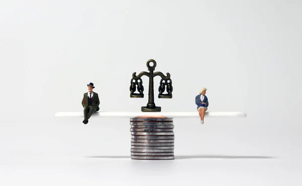 Miniatuur Mensen Stapels Munten Het Concept Van Economische Gelijkheid Tussen — Stockfoto