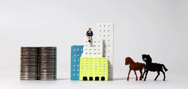Два Кубики Монет Мініатюрна Людина Сидить Мініатюрній Будівлі Два Мініатюрних — стокове фото