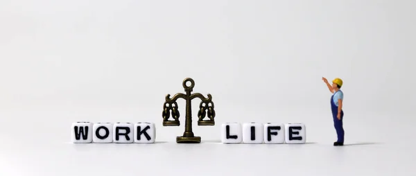Uma Escala Miniatura Entre Palavra Work Palavra Life Cubos Brancos — Fotografia de Stock