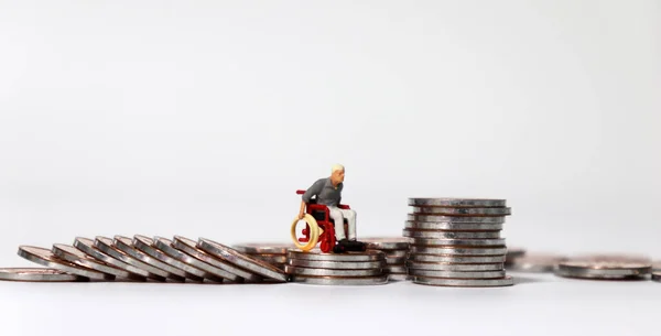 Hombre Miniatura Silla Ruedas Pasando Por Encima Una Moneda — Foto de Stock