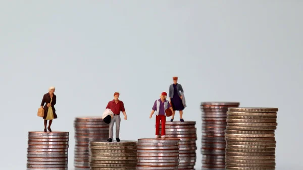 Personas Miniatura Pie Sobre Montones Diferentes Alturas Monedas Idea Una — Foto de Stock