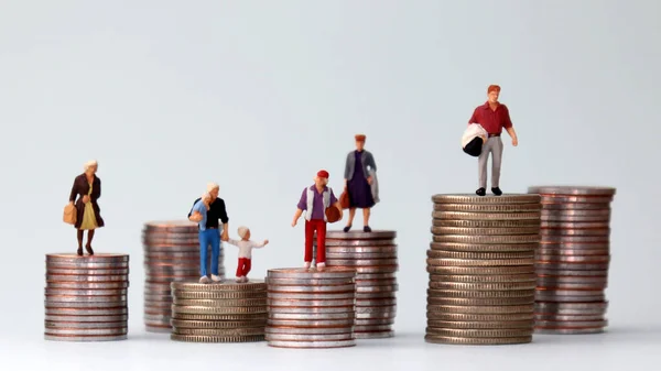 Personas Miniatura Pie Sobre Montones Diferentes Alturas Monedas Concepto Desigualdad —  Fotos de Stock