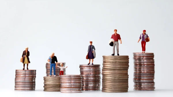 Miniaturowi Ludzie Stojący Stosach Różnej Wysokości Monet Koncepcje Osoby Bogactwa — Zdjęcie stockowe