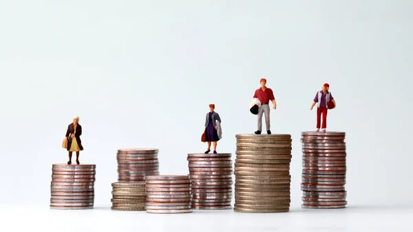 Miniaturowi Ludzie Stojący Stosach Różnej Wysokości Monet Koncepcja Rosnącej Różnicy — Zdjęcie stockowe