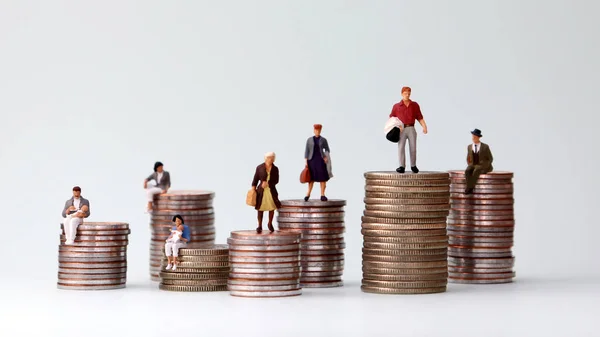 Personas Miniatura Pie Sobre Montones Diferentes Alturas Monedas Concepto Renta — Foto de Stock