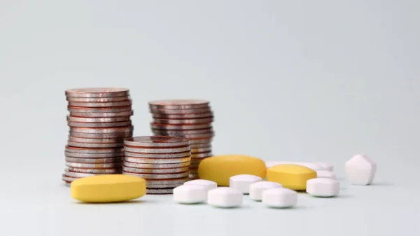 Rostoucí Koncept Léčebných Nákladů Hromada Mincí Pilulek — Stock fotografie