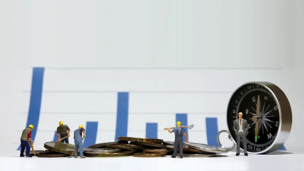 Çubuk Grafiğinde Bir Yığın Bozuk Para Olan Minyatür Bir Işçi — Stok fotoğraf