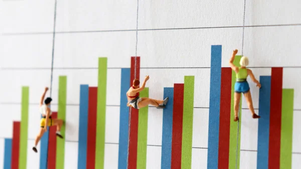 Gente Miniatura Subiendo Gráfico Barras Concepto Sociedad Competitiva — Foto de Stock