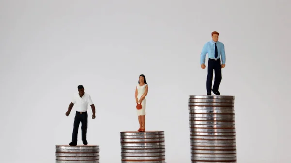 Conceptos Desigualdad Racial Económica Personas Miniatura Pie Sobre Montón Monedas —  Fotos de Stock