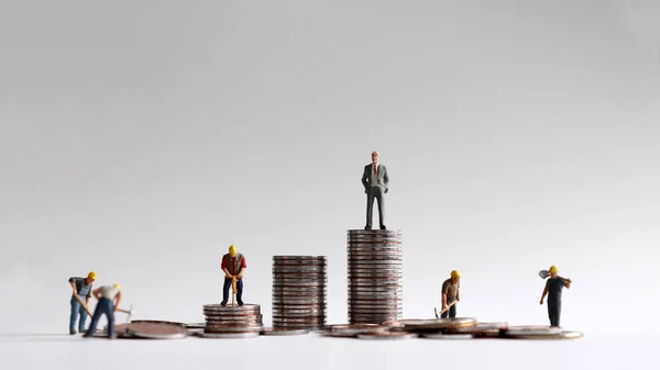Montón Monedas Personas Miniatura Concepto Desigualdad Económica Entre Empresarios Trabajadores — Foto de Stock