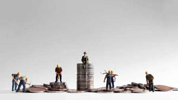 Concepto Una Brecha Económica Creciente Montón Monedas Personas Miniatura — Foto de Stock