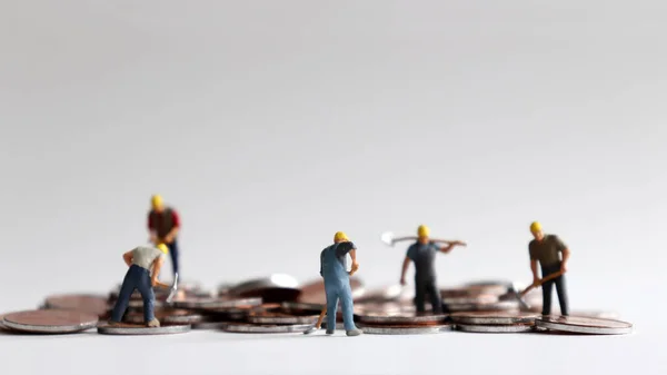 Los Trabajadores Están Trabajando Duro Por Dinero Monedas Personas Miniatura —  Fotos de Stock