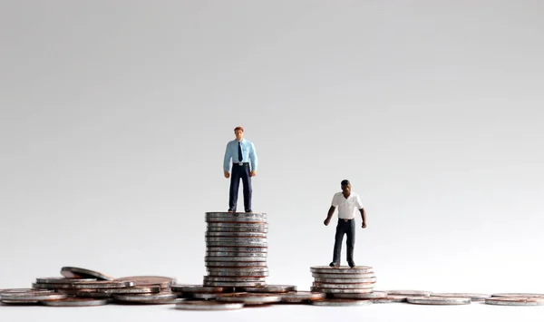 Concepto Brecha Salarial Racial Personas Miniatura Pie Sobre Montón Monedas —  Fotos de Stock