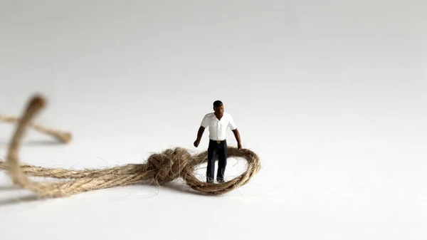 Concepto Estereotipos Sociales Innecesarios Hombre Miniatura Cuerda — Foto de Stock